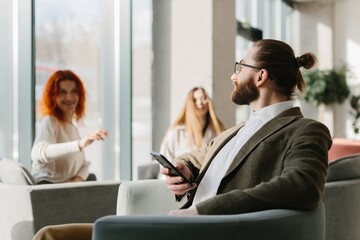 Obraz premium Mature man holding phone attending business meeting