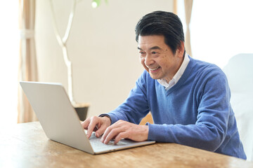 AIと会話するアジア人シニア男性