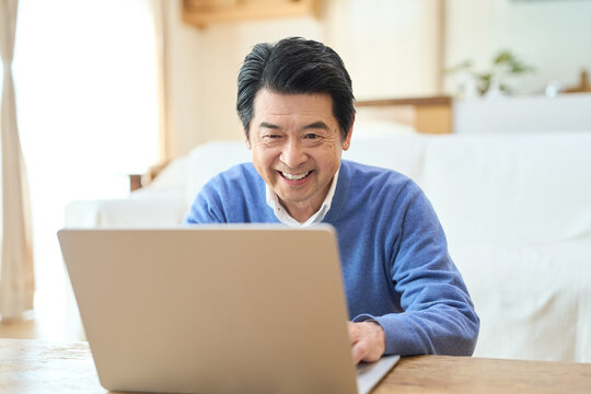 AIと会話するアジア人シニア男性