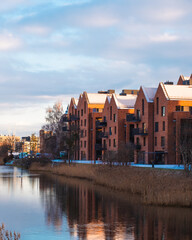 Panorama Wyspy Spichrzów w Gdańsku – przystań jachtowa i ceglana architektura nad Motławą