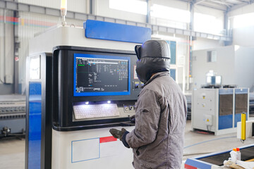 Obraz premium Steel mill workers are directing operations