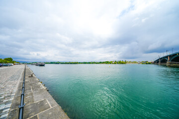 View of the Rhine and the surrounding landscape in the city of Mainz.
