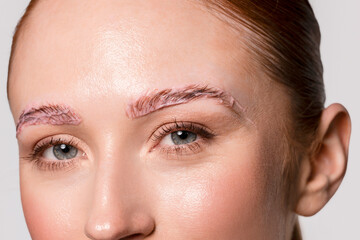 Naklejka premium Woman in a studio with styled eyebrows and natural makeup