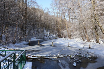  Zamarznięty dopływ do starego młynu w miejscowości Gmięca w województwie kujawsko-pomorskim. © Mania567