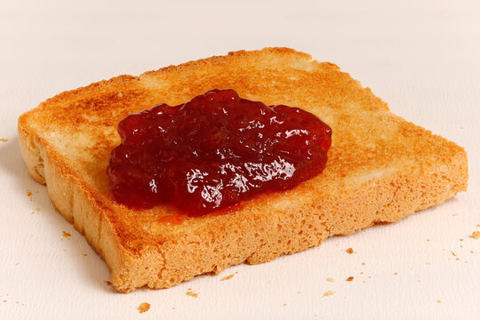 Getoasteter Buttertoast mit Erdbeerkonfit&uuml;re, weiter Tiefensch&auml;rfebereich von nah bis fern
