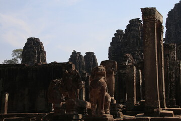 ナーガとシンハ、頭のない仏像