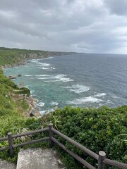 宮古島の崖から見た海