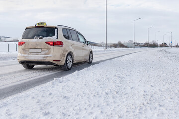 Taxi auf einer Straße mit Schnee im Winter