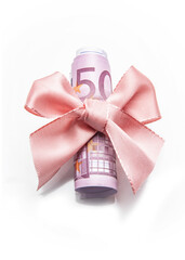 Euro Banknoten in pinkfarbenem Geschenkband
