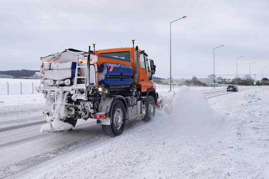 Schneepflug r&auml;umt eine Stra&szlig;e mit Schnee im Winter 2