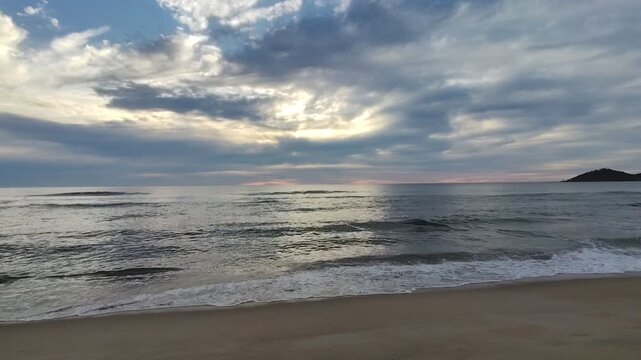 Um v&iacute;deo de um lindo nascer do sol com o som do mar, na praia do Campeche, em Florian&oacute;polis, capital do Estado de Santa Catarina, Brasil.