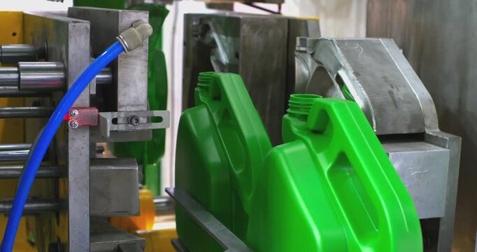 This video showcases a cutting-edge automated production line for the manufacture of plastic containers specifically designed for storing and transporting motor oil. It showcases state-of-the-art equi