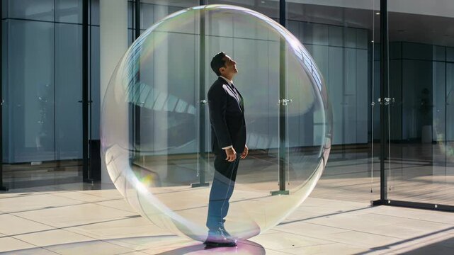 巨大なシャボン玉に包まれた経営者が象徴する脆い成功の比喩表現