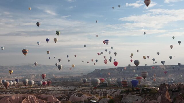 Hunderte Hei&szlig;luftballons &uuml;ber der Landschaft von Kappadokien