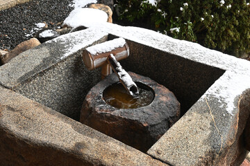 京都市東山 光明院 波心の庭 残雪のつくばい