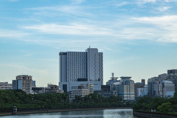 水辺にそびえるモダンな高層ビル群