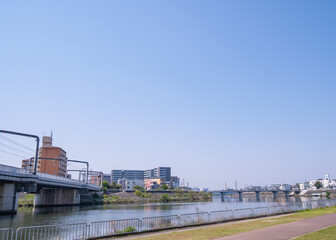 川に架かる橋と都市の街並み