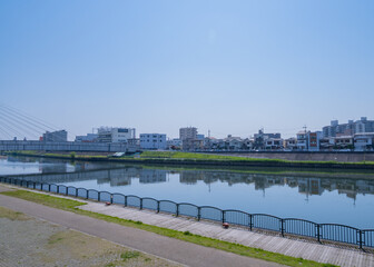 水面に映る街並みとリバーサイドパーク