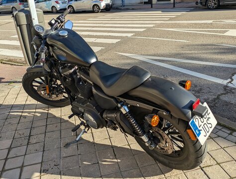 Vista lateral de moto Harley Davidson Sportster 883 Iron estacionada en Madrid, Espa&ntilde;a, 25 de enero de 2026