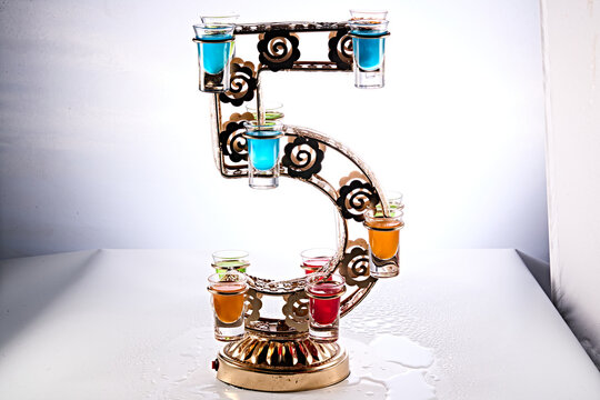 520 Style Bar offers mixed alcoholic beverages.