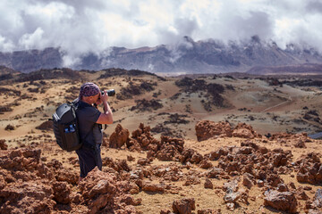 Fototapeta premium Photographer shooting volcanic Teide plateau panorama