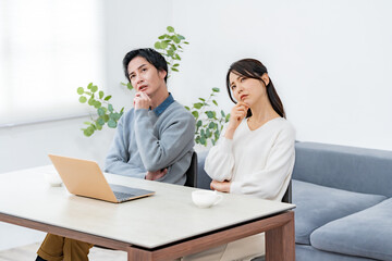 Fototapeta premium パソコンを前に悩む男女