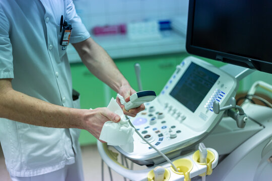 M&eacute;decin radiologue nettoyant la sonde apr&egrave;s examen d'&eacute;chographie