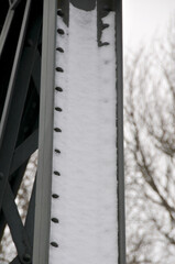 Tr&auml;ger einer Stahlfachwerkbr&uuml;cke im Schnee
