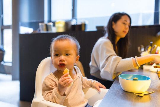 Mother take baby to restaurant