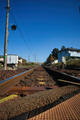 田舎のローカル線を走る砂利が敷かれた線路