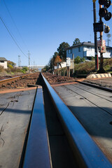 田舎のローカル線を走る砂利が敷かれた線路