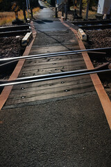 田舎のローカル線を走る砂利が敷かれた線路