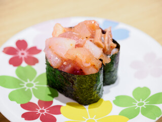 回転寿司の海鮮軍艦巻き