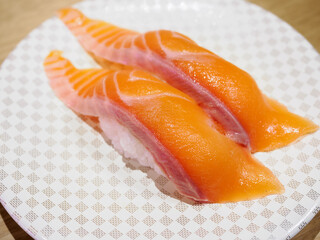 回転寿司のサーモン握り寿司