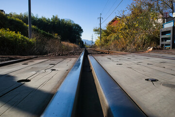田舎のローカル線を走る砂利が敷かれた線路