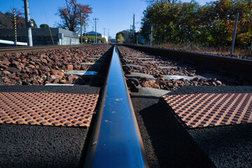 田舎のローカル線を走る砂利が敷かれた線路