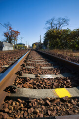 田舎のローカル線を走る砂利が敷かれた線路