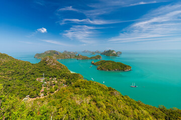Obraz premium Ang Thong National Marine Park panoramic view of tropical islands and turquoise sea seen from high viewpoint in Thailand