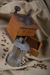 Fototapete Kaffeebohnen Illustration avec une cafetière italienne et un moulin à café ancien en bois et des grains de café  © Frederic Hodiesne