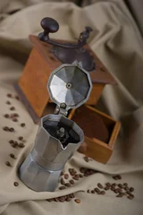 Fototapete Kaffeebohnen Illustration avec une cafetière italienne et un moulin à café ancien en bois et des grains de café  © Frederic Hodiesne