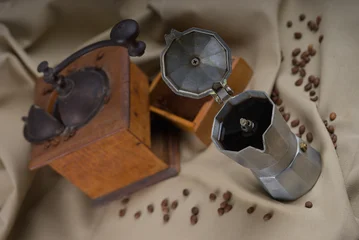 Fototapete Kaffeebohnen Illustration avec une cafetière italienne et un moulin à café ancien en bois et des grains de café  © Frederic Hodiesne