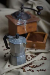Fototapete Kaffeebohnen Illustration avec une cafetière italienne et un moulin à café ancien en bois et des grains de café  © Frederic Hodiesne