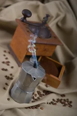 Fototapete Kaffeebohnen Illustration avec une cafetière italienne et un moulin à café ancien en bois et des grains de café  © Frederic Hodiesne