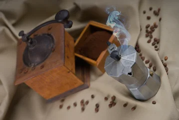 Fototapete Kaffeebohnen Illustration avec une cafetière italienne et un moulin à café ancien en bois et des grains de café  © Frederic Hodiesne