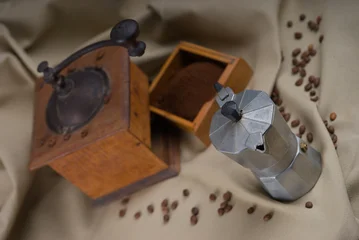 Fototapete Kaffeebohnen Illustration avec une cafetière italienne et un moulin à café ancien en bois et des grains de café  © Frederic Hodiesne