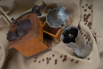 Fototapete Kaffeebohnen Illustration avec une cafetière italienne et un moulin à café ancien en bois et des grains de café  © Frederic Hodiesne