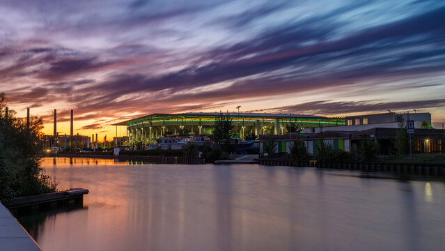 Wolfsburg, Deutschland &ndash; 13. September 2019: Stadion am Mittellandkanal bei Sonnenuntergang - Stadion und moderne Architektur am Mittellandkanal in Wolfsburg w&auml;hrend eines farbintensiven Sonnenunterg