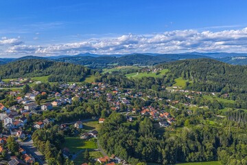 Obraz premium Der Bayerische Wald rund um die Marktgemeinde Perlesreut aus der Vogelperspektive