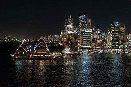 Skyline nocturno de Sydney con la &Oacute;pera y el puerto