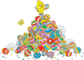 Obraz premium Happy little chick painter with a small brush and palette on a pile of colorfully decorated Easter eggs, vector cartoon illustration on a white background
